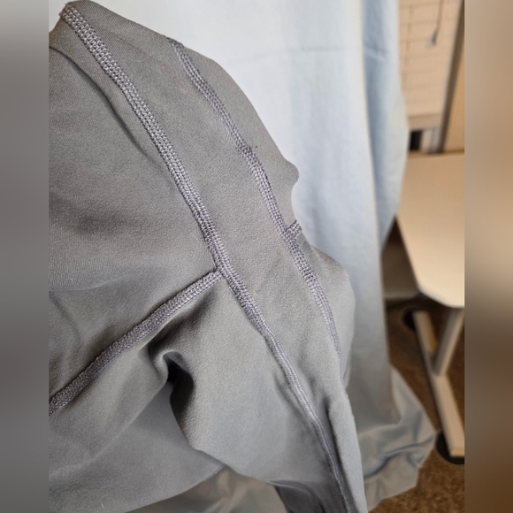 G275. Alo Yoga Epic Leggings in Gray - Size S - Picture 10 of 10